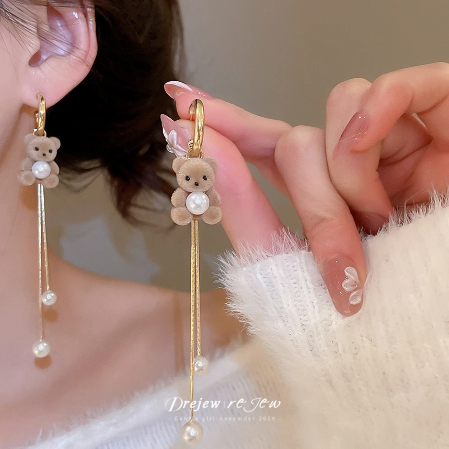 铜合金仿珍珠耳饰 可爱C形植绒小熊珠珠流苏耳钉秋冬高级感耳环女
