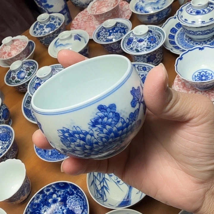 手绘团菊福利款缠枝杯