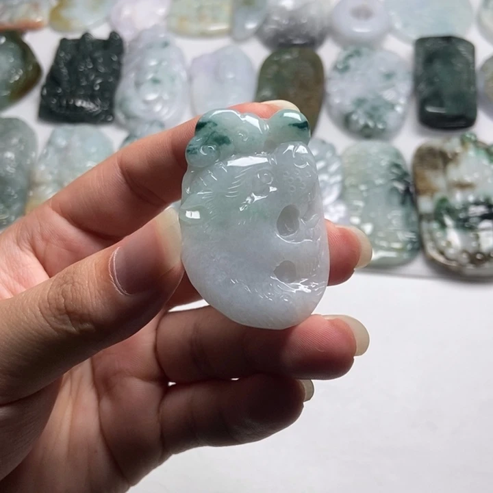 翡翠未镶嵌颈饰虎头30