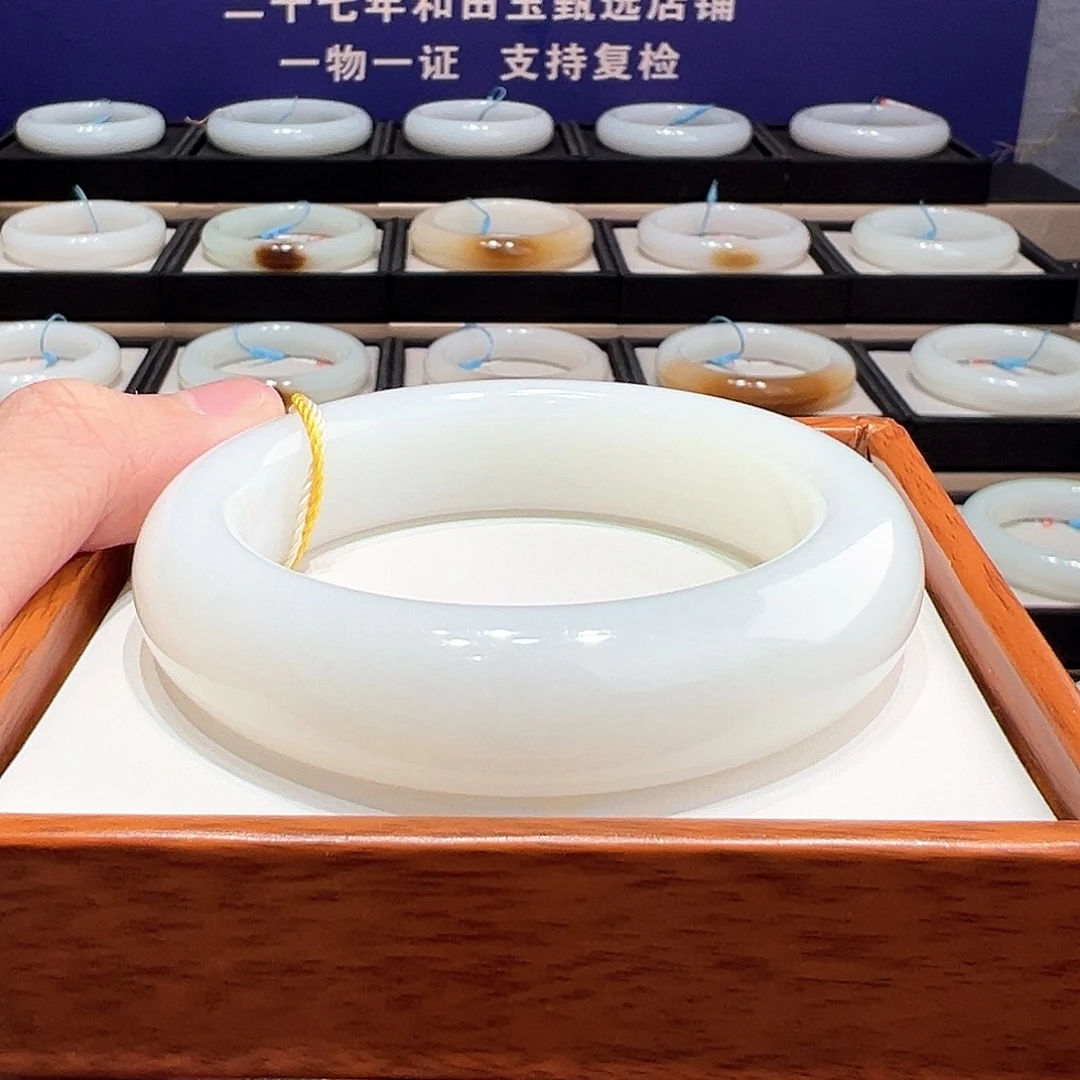 和田玉未镶嵌手镯