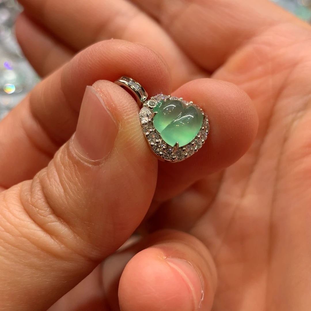 翡翠18K金镶嵌颈饰小吊坠