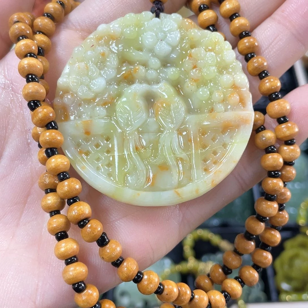 蛇纹石玉颈饰合金