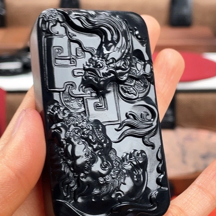 和田玉未镶嵌颈饰特价121.4克。（皮）