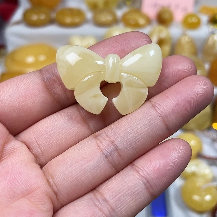 蜜蜡未镶嵌颈饰白花蜡蝴蝶