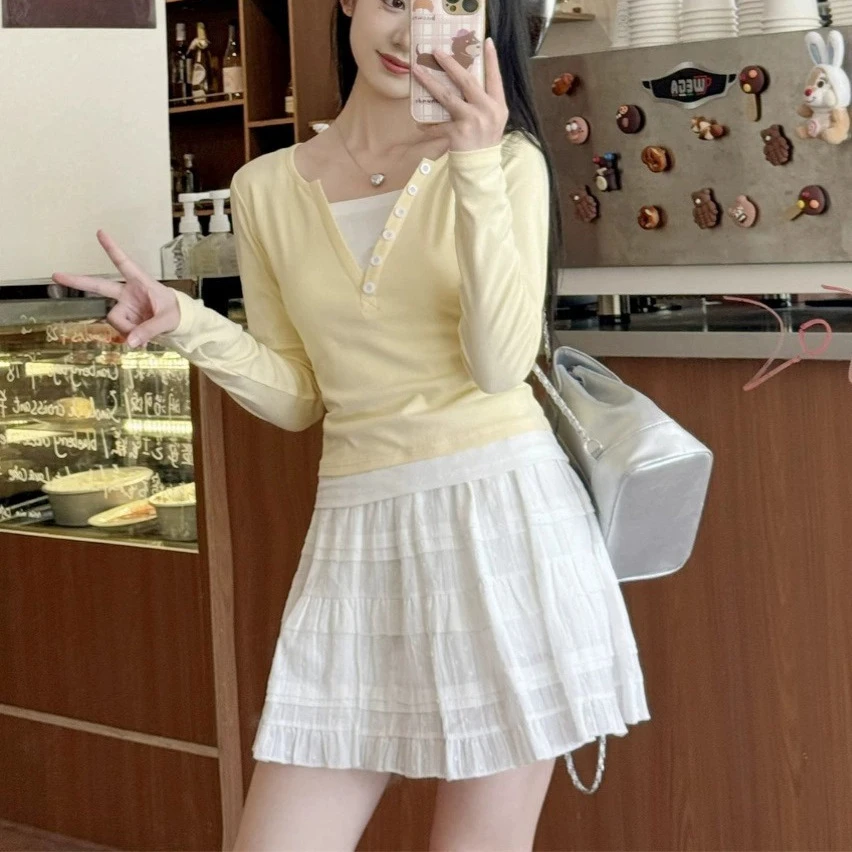 早秋奶黄色假两件长袖T恤女2025新款修身正肩短款设计打底衫上衣