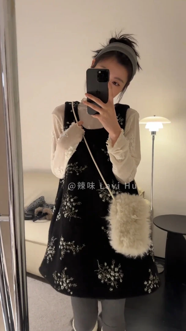 2026春季新款韩系复古小香风杏色打底衫黑色背带连衣裙气质两件套