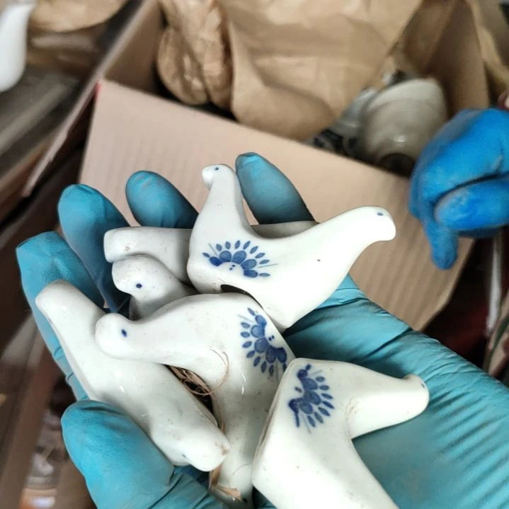 摆件。陶瓷盘子碗啥都有