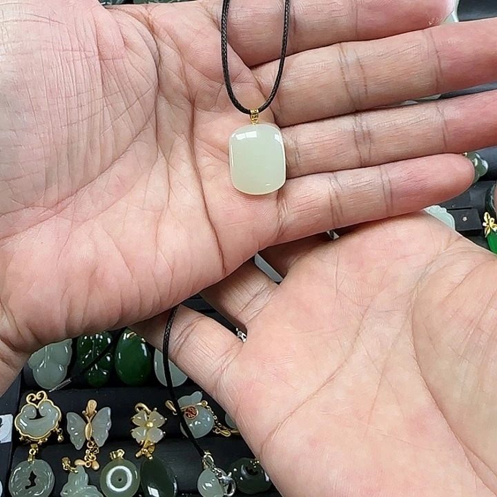 和田玉吊坠(不含链)18K金镶嵌