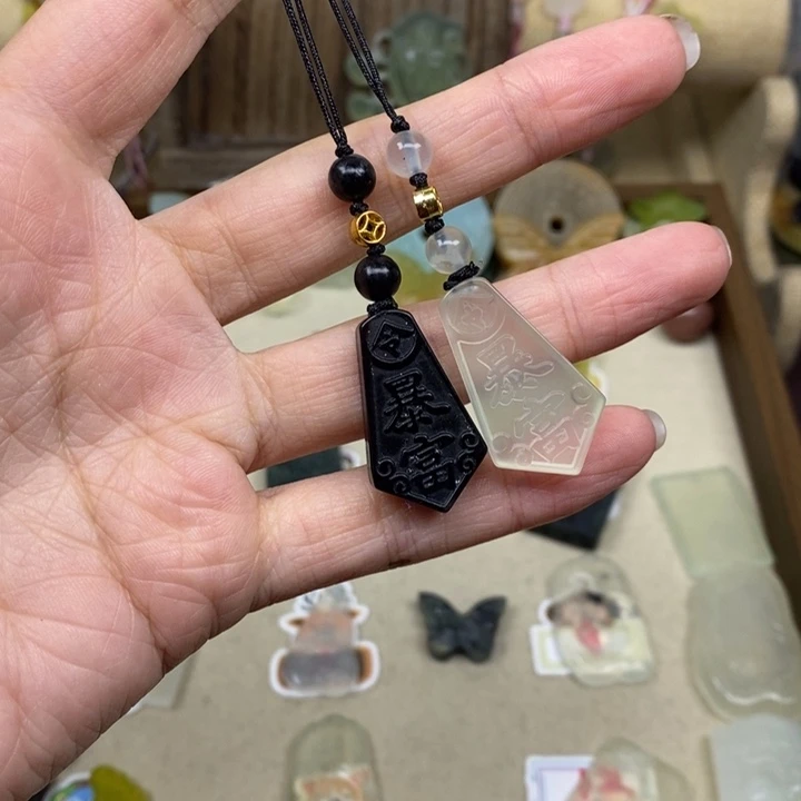 蛇纹石玉未镶嵌颈饰