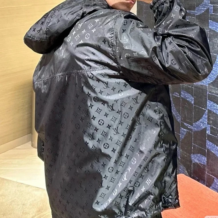 未使用 LouisVuitton/路易威登 3999/满印双面防风连帽外套/50码