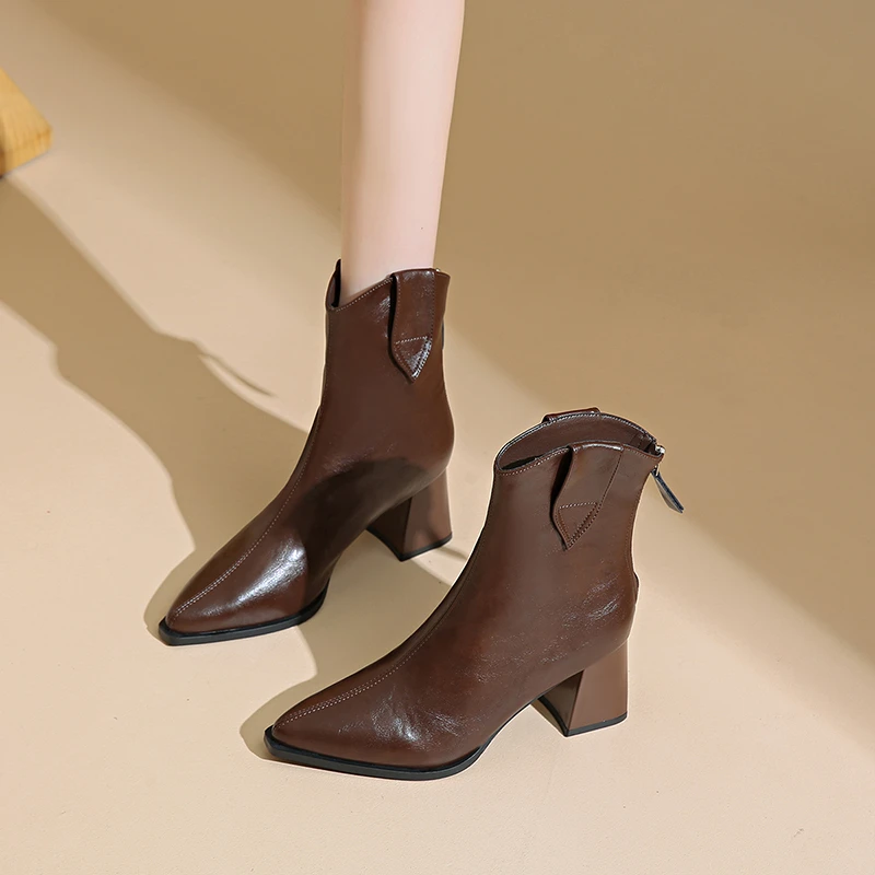 真皮尖头粗跟短靴女2025秋季新款大码高跟马丁靴瘦瘦单靴切尔西靴