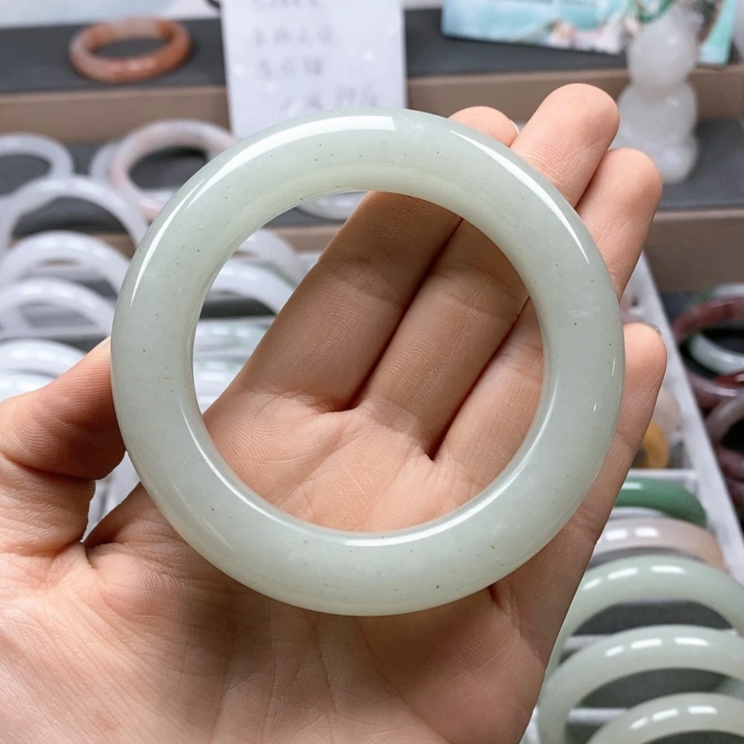 【闪购商品】石英质玉手镯未镶嵌曦*