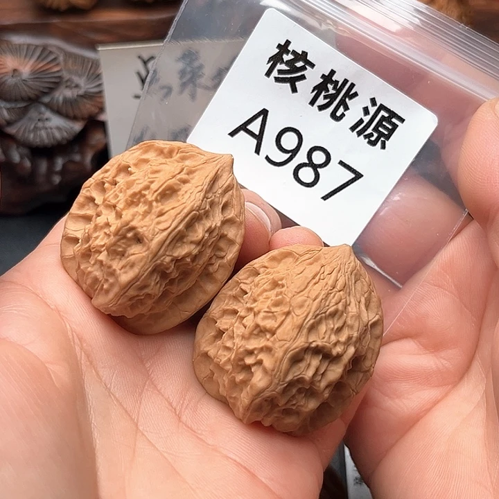 文玩核桃吊坠蜡皮鸡心