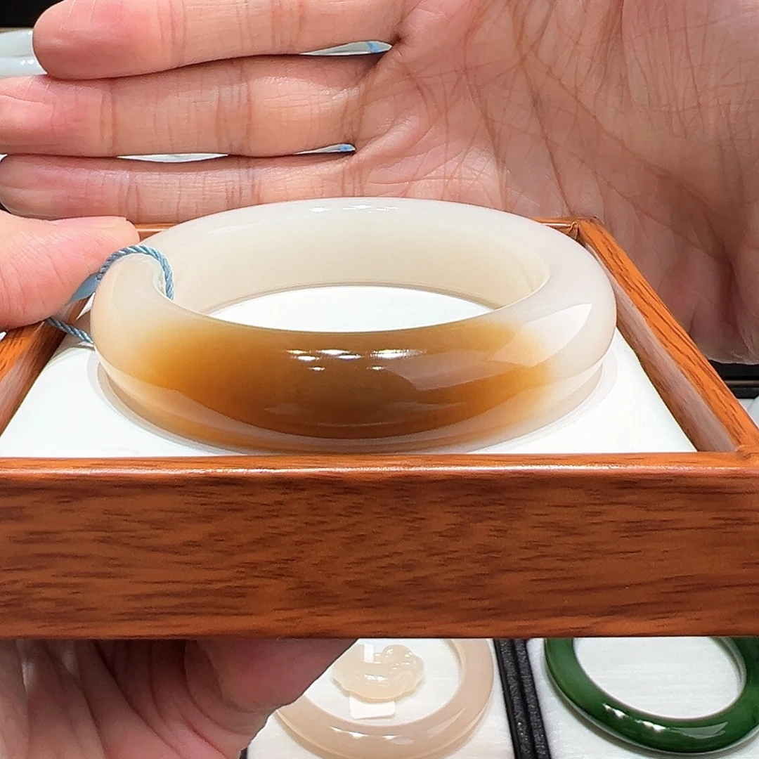 皮***粥和田玉未镶嵌手镯尾款