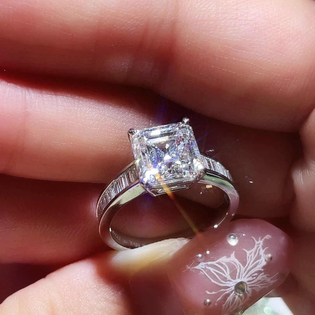 18K金镶嵌实验室培育钻石3.1克拉D/VS1，12