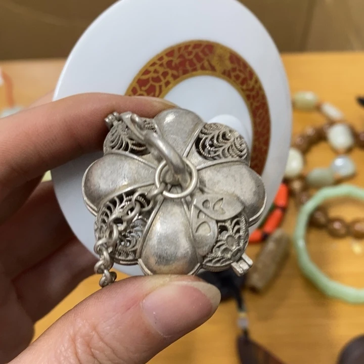 瓷片哈中工工艺品一件