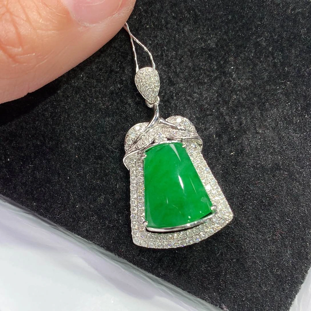 翡翠吊坠(赠链)18K金镶嵌