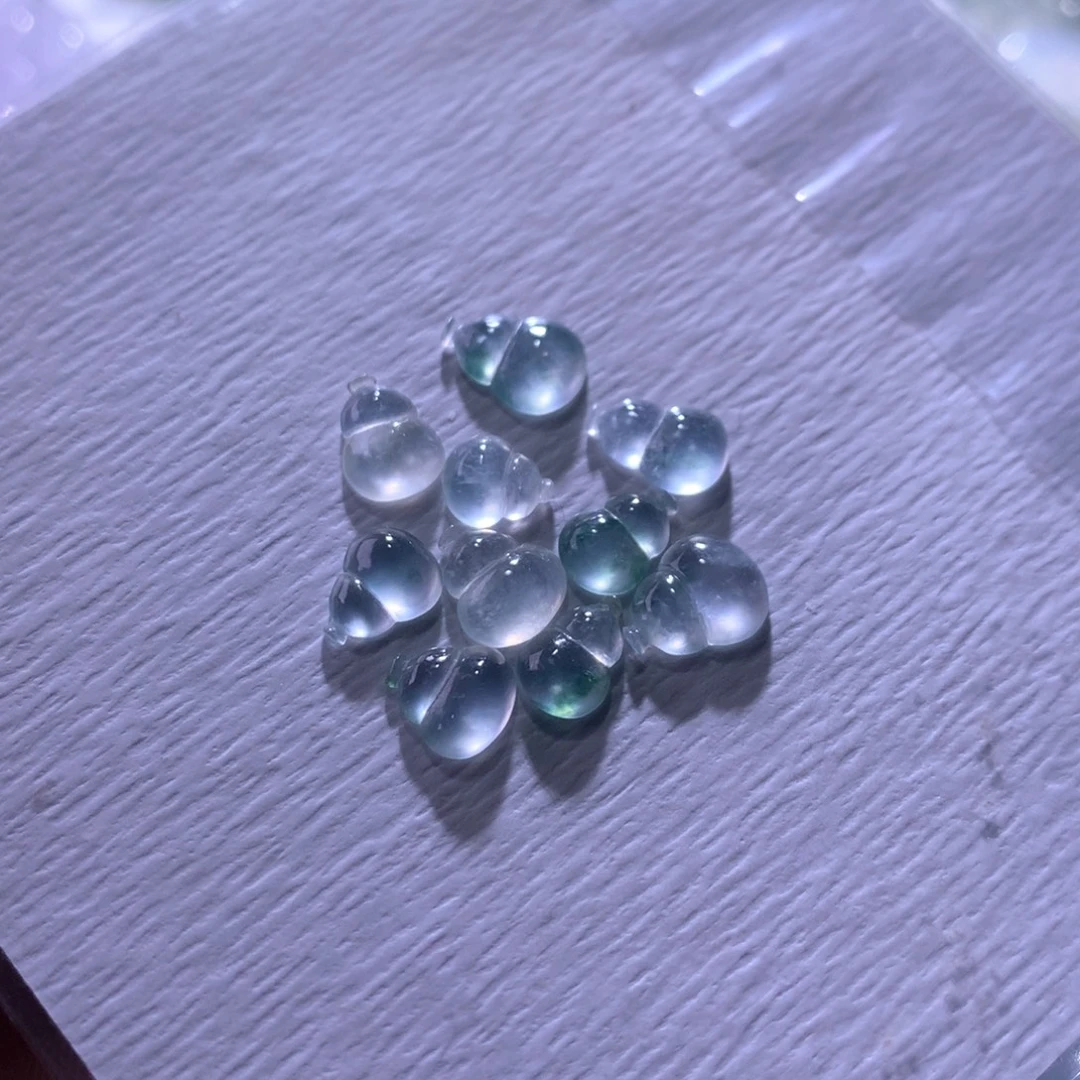 翡翠未镶嵌颈饰一手