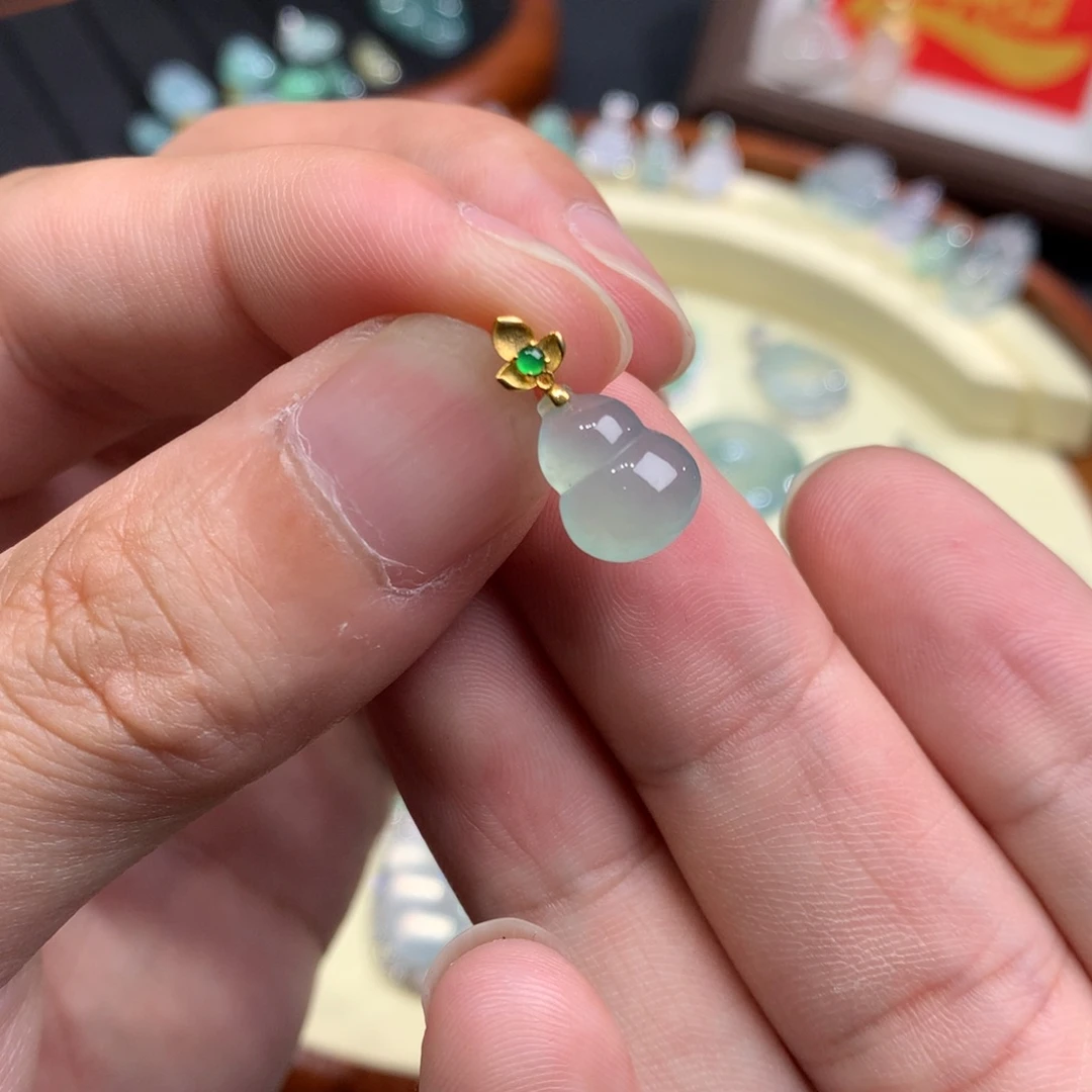 翡翠18K金镶嵌颈饰葫芦