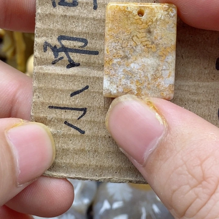颈饰未镶嵌硅化珊瑚（珊瑚玉）开**笑