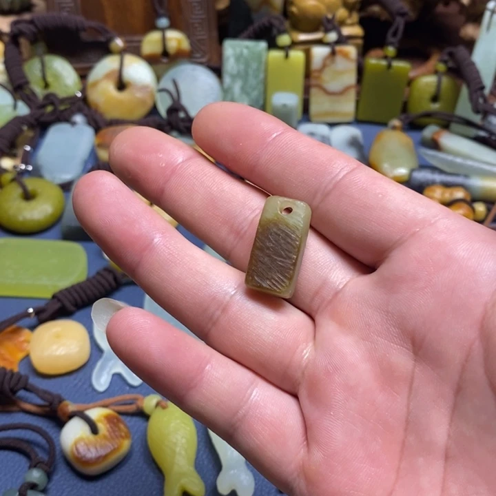 蛇纹石玉未镶嵌挂件