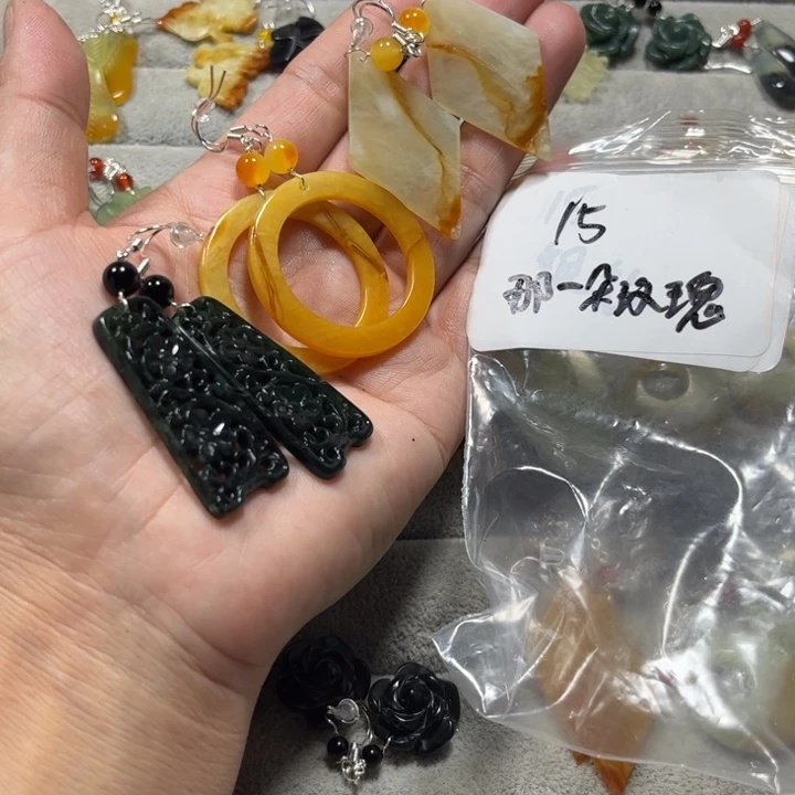 那***瑰蛇纹石玉合金耳饰