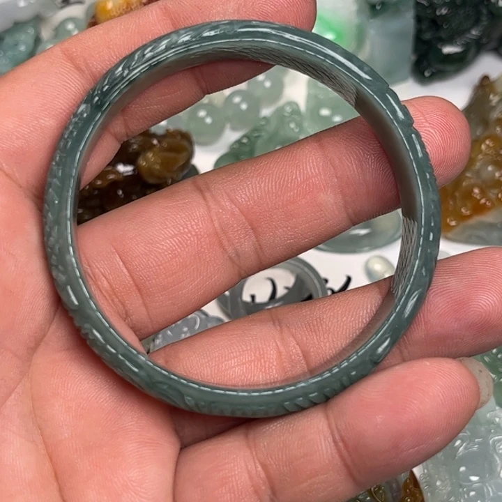 翡翠未镶嵌颈饰手镯