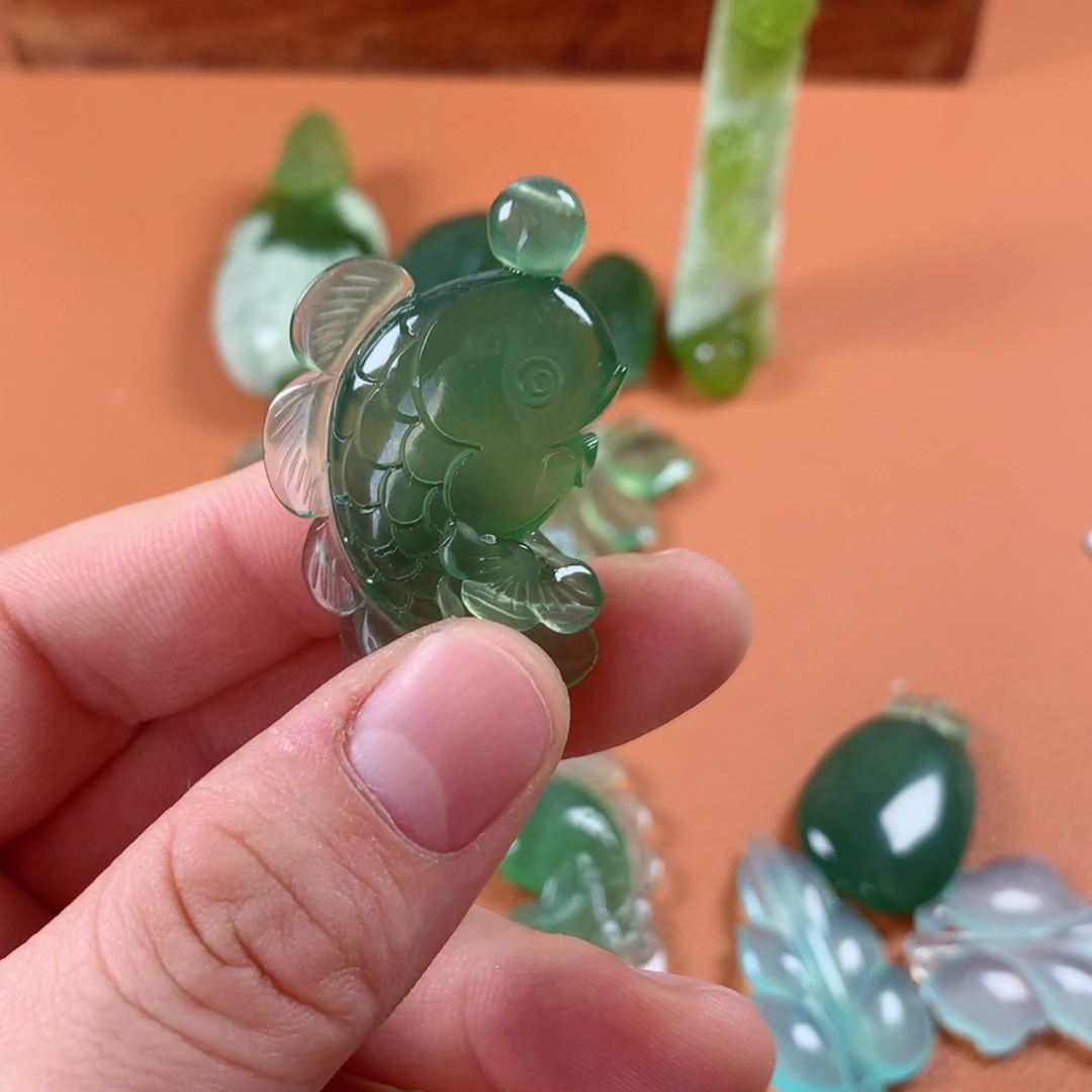 蛇纹石玉挂件未镶嵌鱼