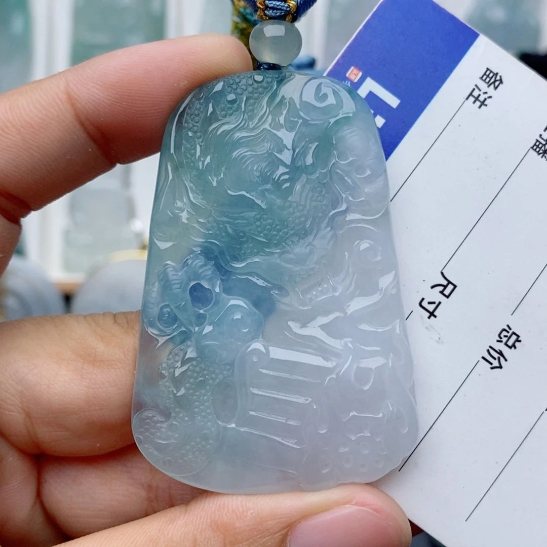 翡翠未镶嵌颈饰龙