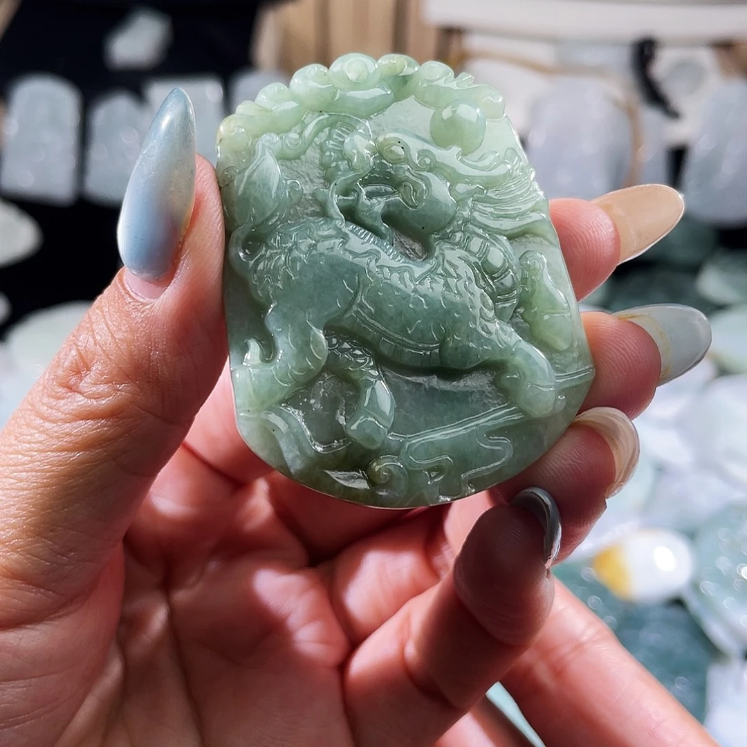 翡翠未镶嵌颈饰麒麟