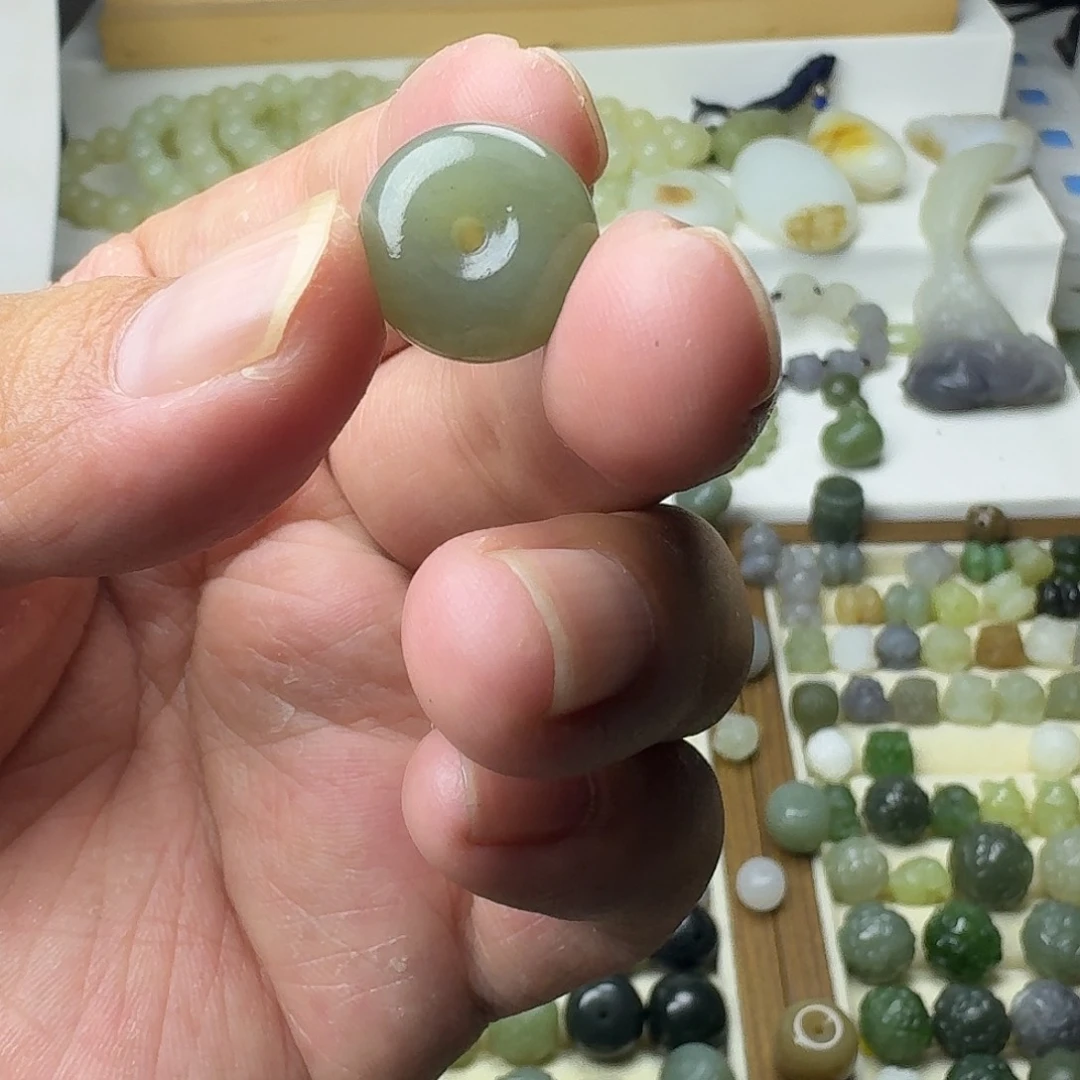 N***C和田玉未镶嵌珠宝半成品和田玉且末蓝浅色平安扣