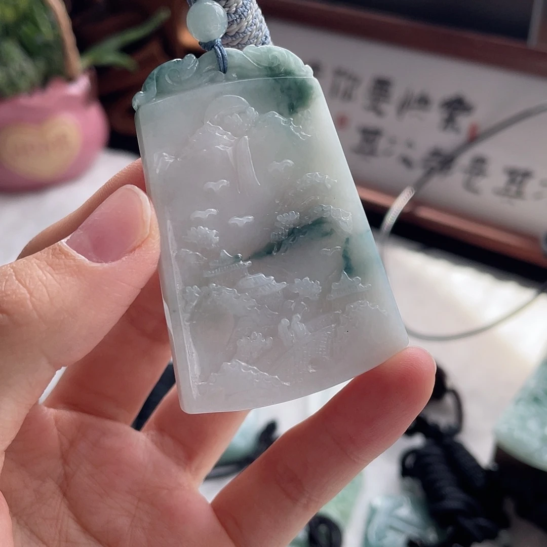 翡翠未镶嵌颈饰山水