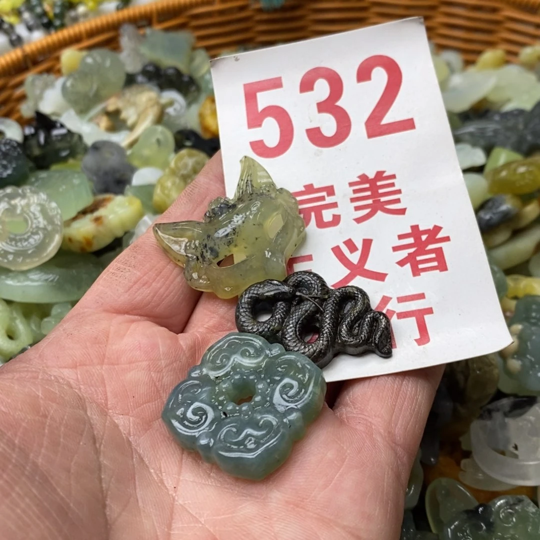 蛇纹石玉挂坠未镶嵌