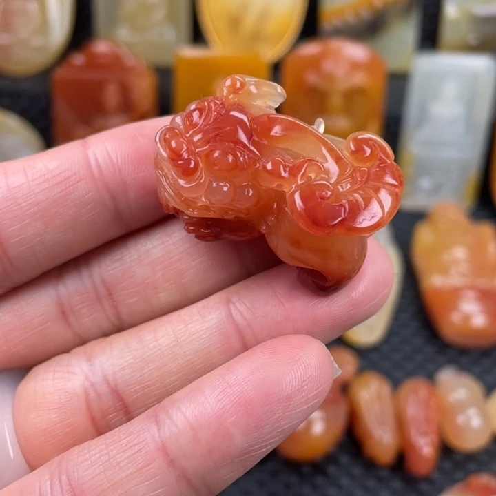 石英质玉（黄龙玉）未镶嵌颈饰