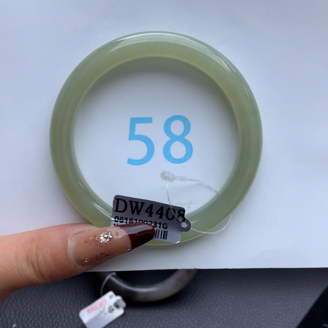 和田玉手镯未镶嵌?