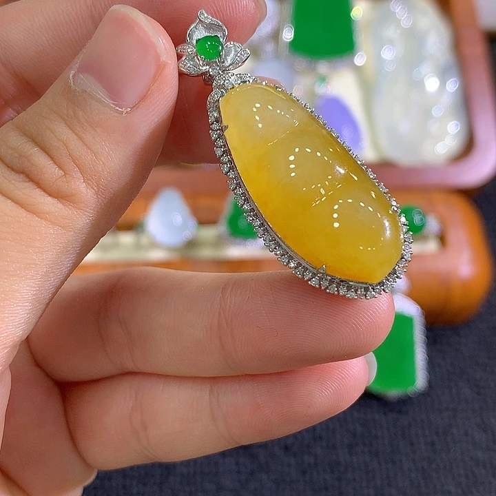 翡翠18K金镶嵌颈饰豆子