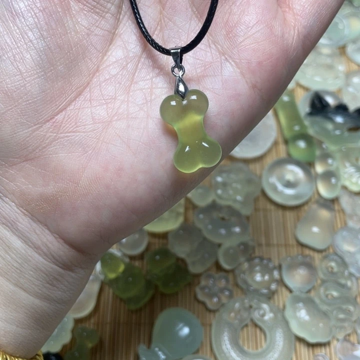 蛇纹石玉颈饰未镶嵌