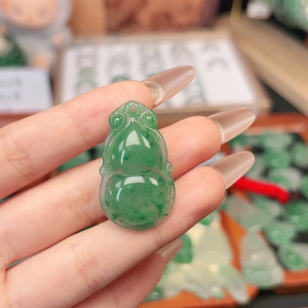 旺***包石英质玉（非洲翠）未镶嵌颈饰