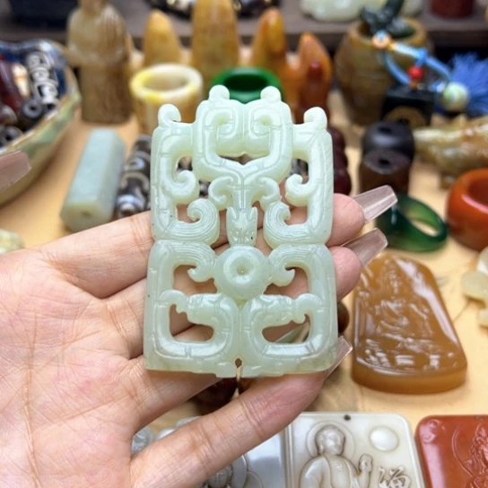 蛇纹石玉未镶嵌颈饰