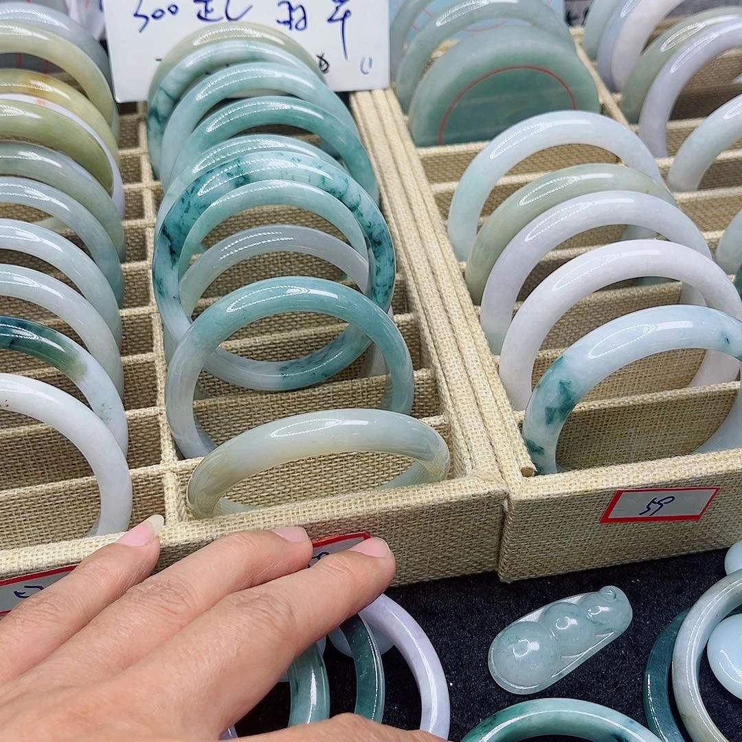 L***.翡翠未镶嵌颈饰翡翠