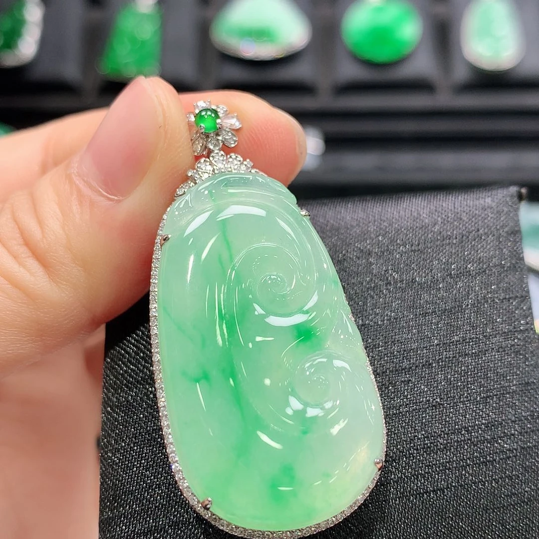 翡翠18K金镶嵌颈饰如意