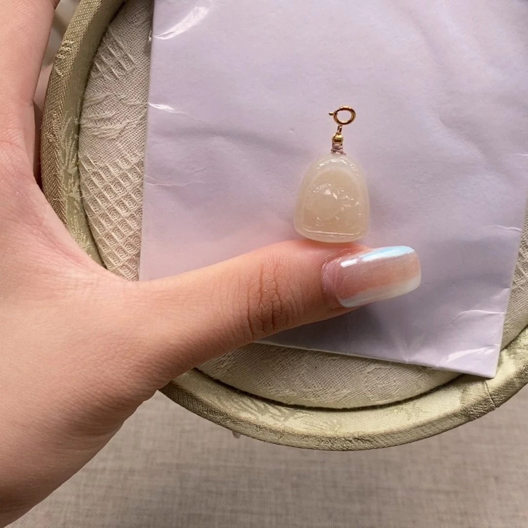 颈饰18K金镶嵌和田玉躺赢佛