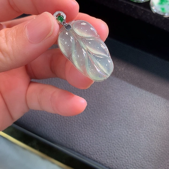 翡翠18K金镶嵌颈饰树叶