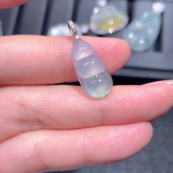 颈饰18K金镶嵌翡翠翡翠