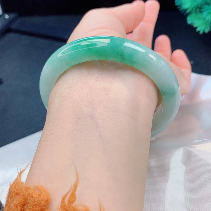 翡翠未镶嵌手镯63圈口