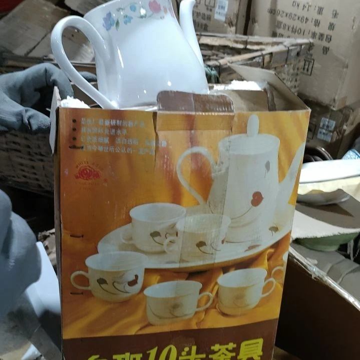 摆件盘子碗茶壶啥都有