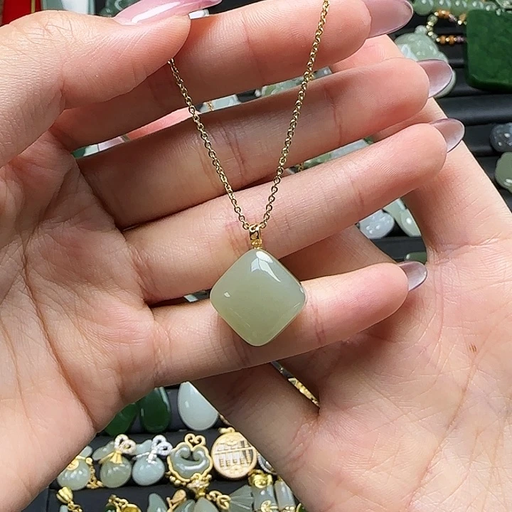 颈饰18K金镶嵌和田玉送链子送绳