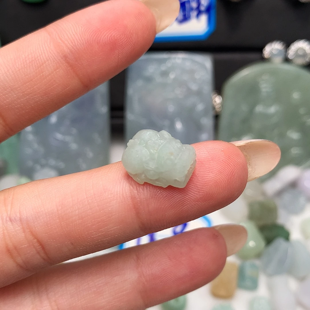 翡翠未镶嵌颈饰貔貅