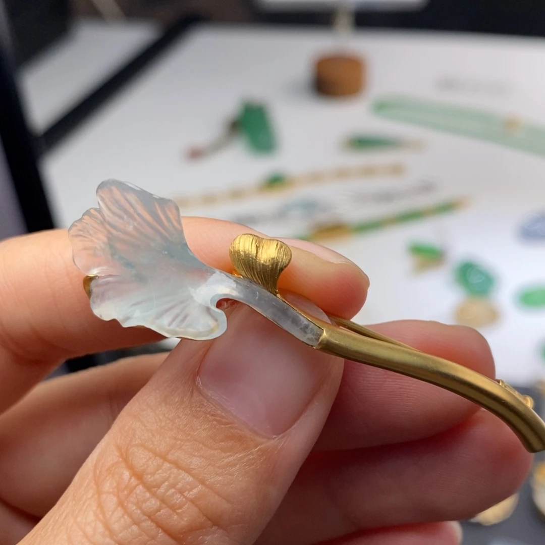 定制翡翠18K金镶嵌银杏叶胸针