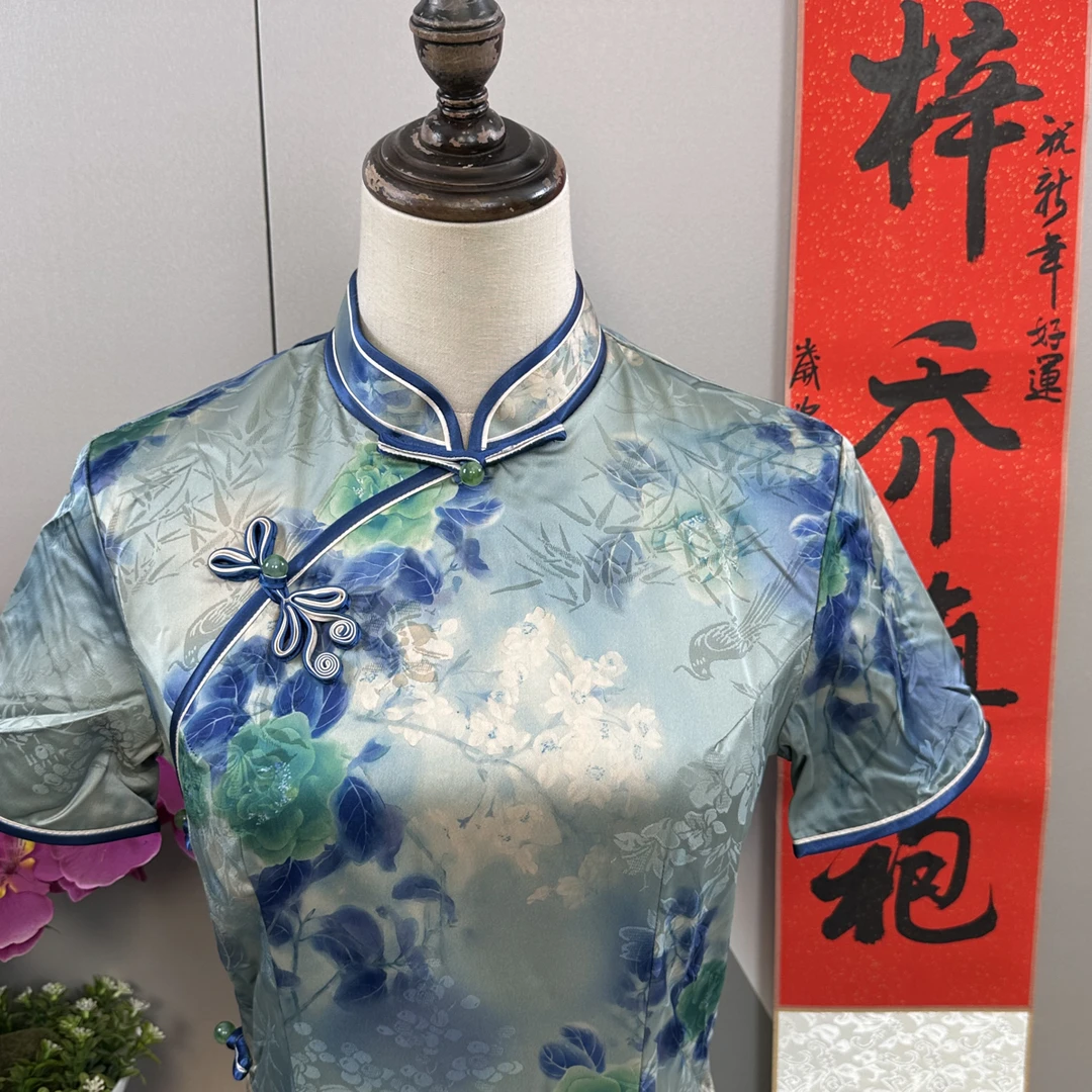 9054-日常低领荷叶裙斜襟印花刺绣旗袍短款提花中长款双层